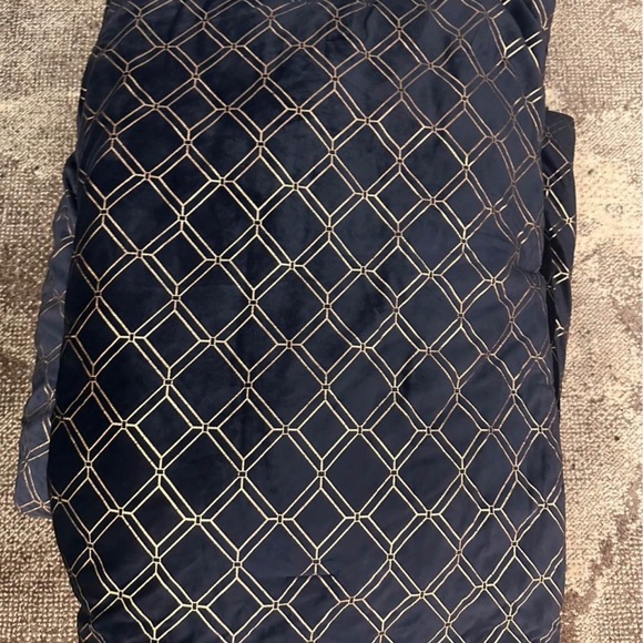 Queen comforter - Picture 6 of 7